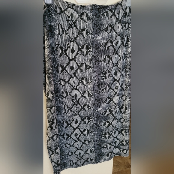 white mark couture Dresses & Skirts - Plussize White Mark Couture Snake Print Pencil Skirt 3X